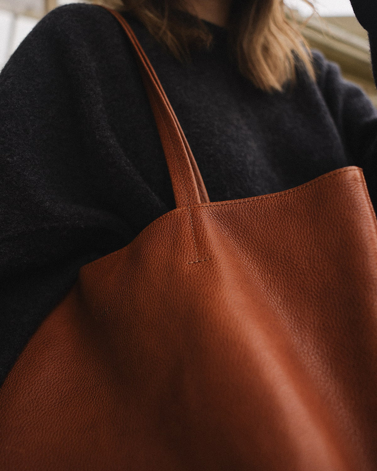 KARLA elegantna poslovna torba Dark Caramel