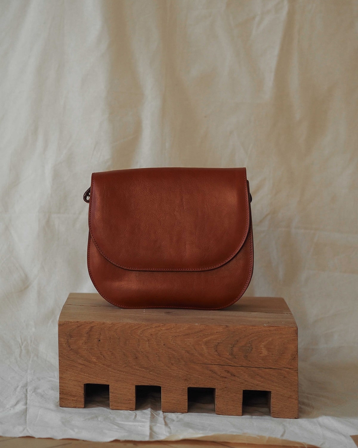 MARA Half Moon Bag Dark Caramel