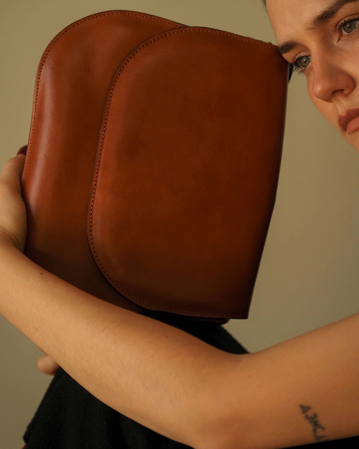 MARA Half Moon Bag Dark Caramel
