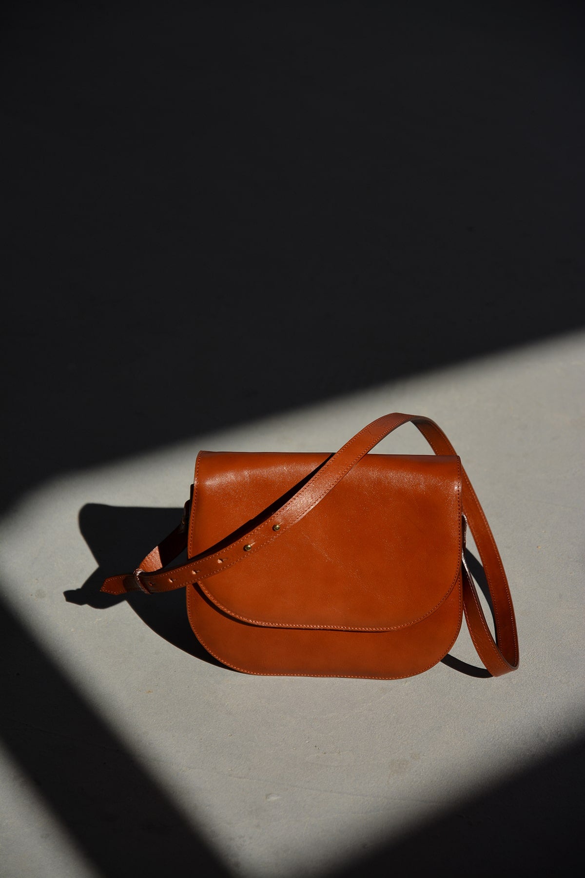 MARA Half Moon Bag Dark Caramel