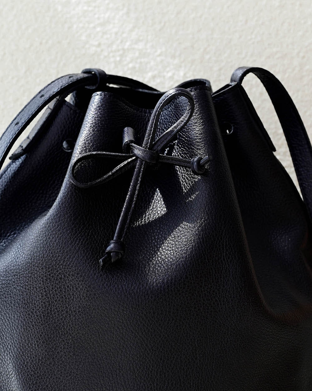 BUCKET BAG black